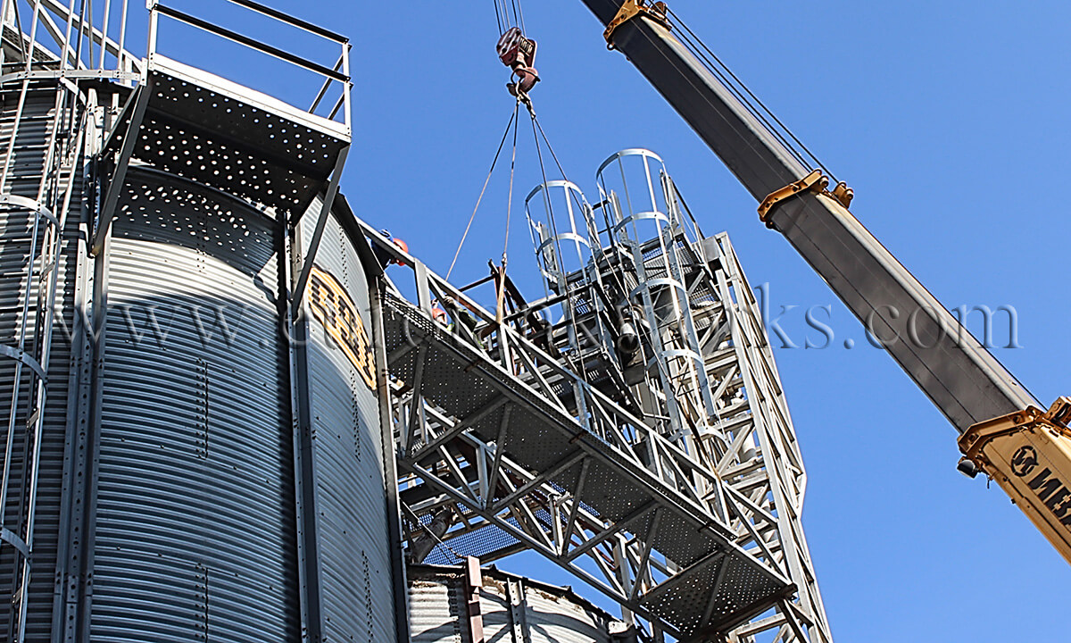 Installation von Schüttgutsilos